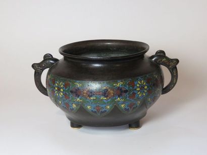 JAPON Cache-pot en bronze patiné à décor...