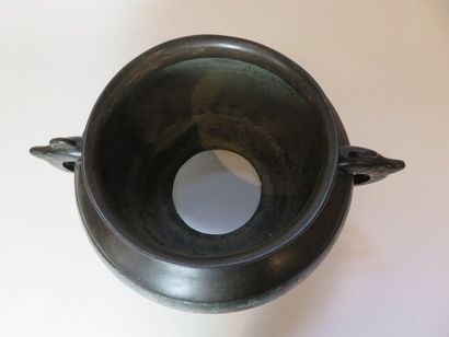 JAPON Cache-pot en bronze patiné à décor...