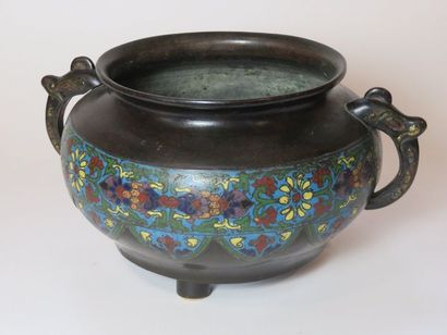 JAPON Cache-pot en bronze patiné à décor...