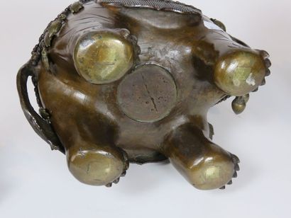 JAPON Brûle-parfum en bronze à patine brune,...