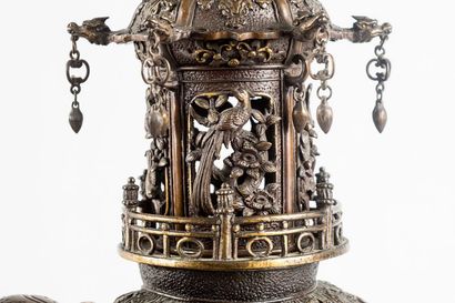 JAPON Brûle-parfum en bronze à patine brune,...