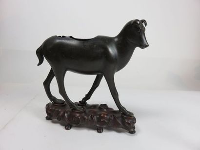 CHINE Brûle-parfum en bronze en forme de...