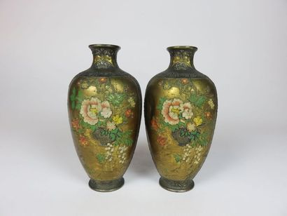 JAPON Paire de vases en métal à décor émaillé...