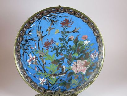 EXTRÊME-ORIENT Grand plat en émaux cloisonnés...