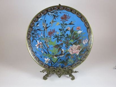 EXTRÊME-ORIENT Grand plat en émaux cloisonnés...