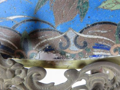 EXTRÊME-ORIENT Grand plat en émaux cloisonnés...