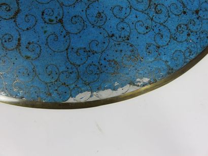EXTRÊME-ORIENT Grand plat en émaux cloisonnés...