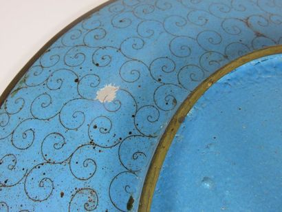EXTRÊME-ORIENT Grand plat en émaux cloisonnés...