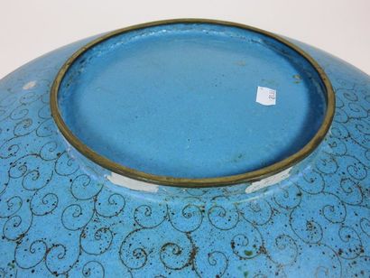 EXTRÊME-ORIENT Grand plat en émaux cloisonnés...