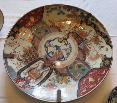 JAPON Grand plat circulaire à décor Imari...