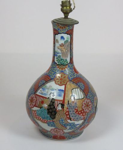 JAPON Vase monté en lampe en porcelaine polychrome...