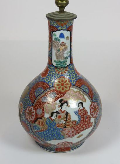 JAPON Vase monté en lampe en porcelaine polychrome...