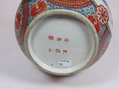 JAPON Vase monté en lampe en porcelaine polychrome...