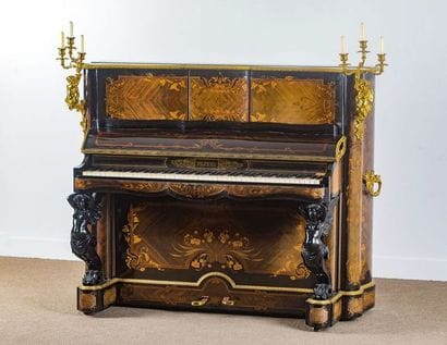 Rare piano droit aux façades galbées et mouvementées...