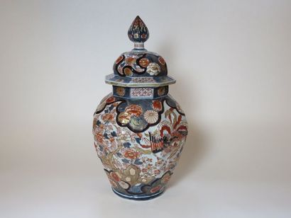 JAPON Grande potiche couverte en porcelaine...