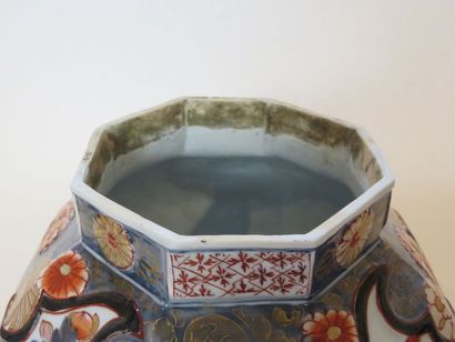 JAPON Grande potiche couverte en porcelaine...