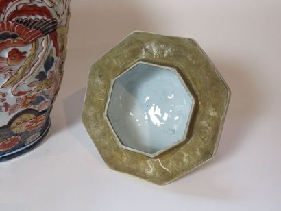 JAPON Grande potiche couverte en porcelaine...