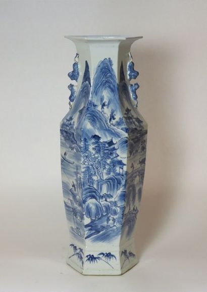 CHINE Grand vase à pans en porcelaine à décor...