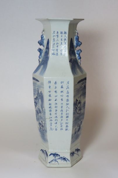 CHINE Grand vase à pans en porcelaine à décor...