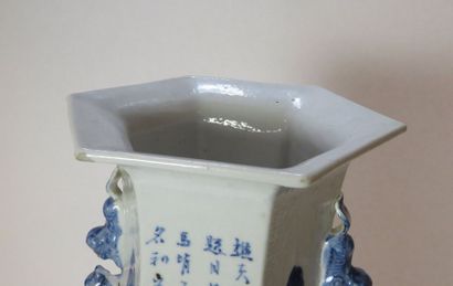 CHINE Grand vase à pans en porcelaine à décor...