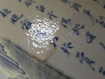 CHINE Grand vase à pans en porcelaine à décor...