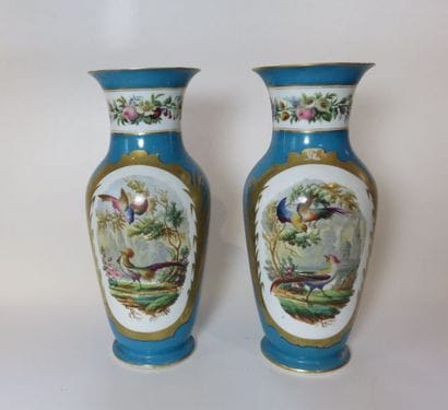 Paire de vases balustre en porcelaine polychrome...