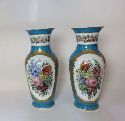 Paire de vases balustre en porcelaine polychrome...