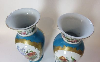 Paire de vases balustre en porcelaine polychrome...