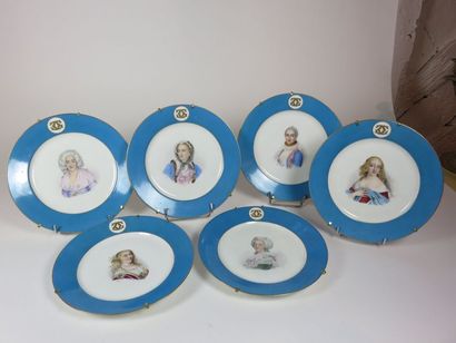 SEVRES Suite de six assiettes en porcelaine....