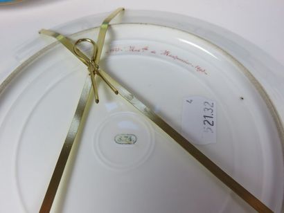 SEVRES Suite de six assiettes en porcelaine....