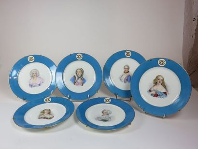 SEVRES Suite de six assiettes en porcelaine....