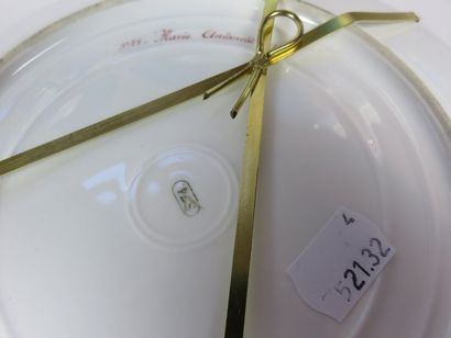 SEVRES Suite de six assiettes en porcelaine....