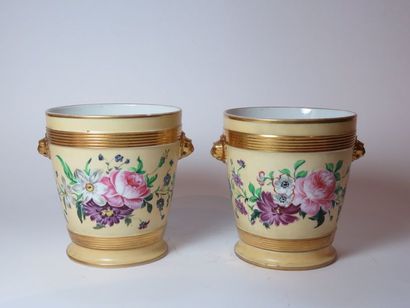 PARIS Paire de cache-pots en porcelaine à...