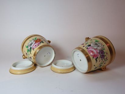 PARIS Paire de cache-pots en porcelaine à...