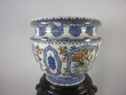 GIEN Important cache-pot en céramique polychrome...