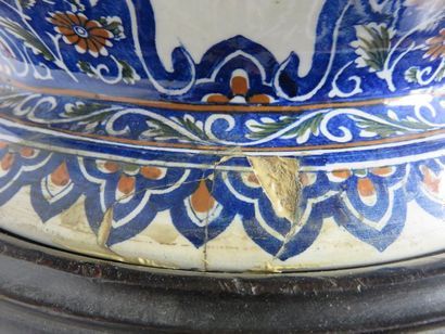 GIEN Important cache-pot en céramique polychrome...