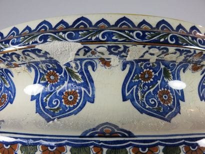 GIEN Important cache-pot en céramique polychrome...