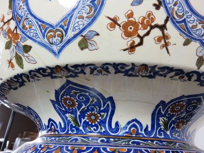GIEN Important cache-pot en céramique polychrome...