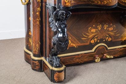 Rare piano droit aux façades galbées et mouvementées...
