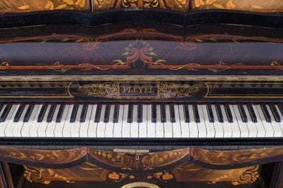 Rare piano droit aux façades galbées et mouvementées...