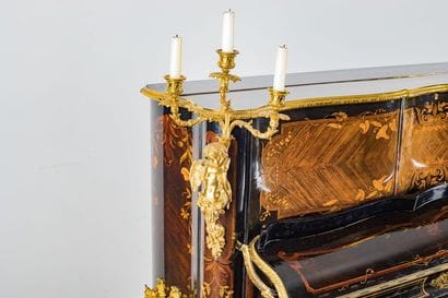 Rare piano droit aux façades galbées et mouvementées...