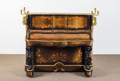 Rare piano droit aux façades galbées et mouvementées...