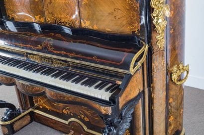 Rare piano droit aux façades galbées et mouvementées...