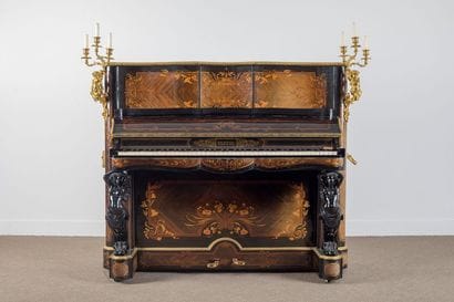 Rare piano droit aux façades galbées et mouvementées...