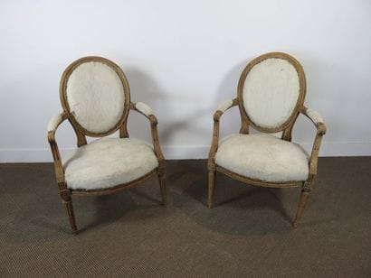 Paire de fauteuils en hêtre, dossier médaillon,...