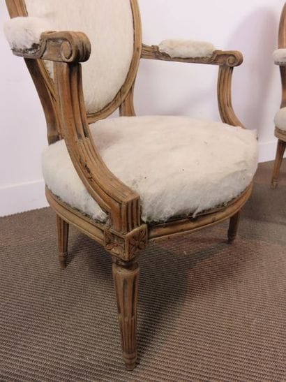 Paire de fauteuils en hêtre, dossier médaillon,...