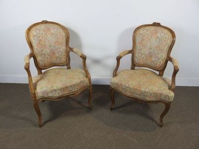 Deux fauteuils en noyer mouluré et sculpté...