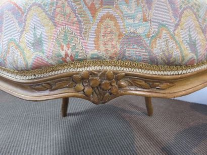 Deux fauteuils en noyer mouluré et sculpté...