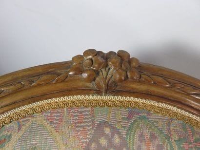 Deux fauteuils en noyer mouluré et sculpté...