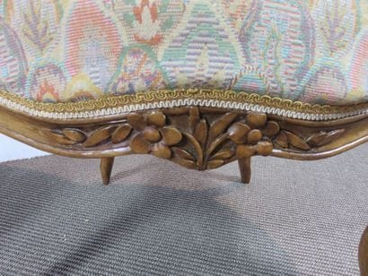 Deux fauteuils en noyer mouluré et sculpté...